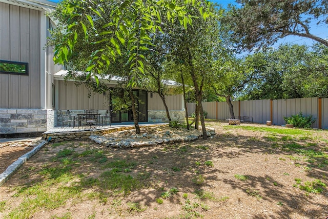 view of yard featuring a patio