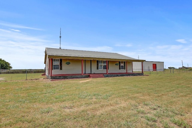 view of front of home featuring a front yard