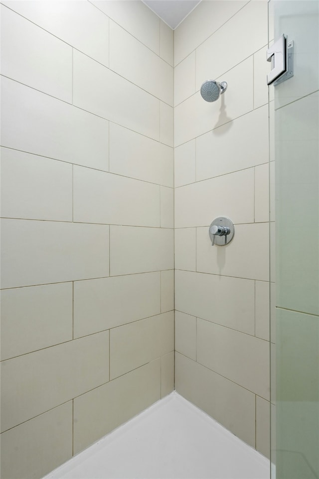 bathroom featuring a tile shower