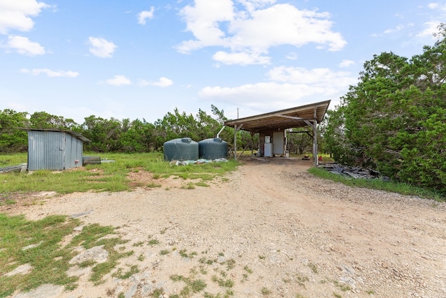 view of yard with a storage shed