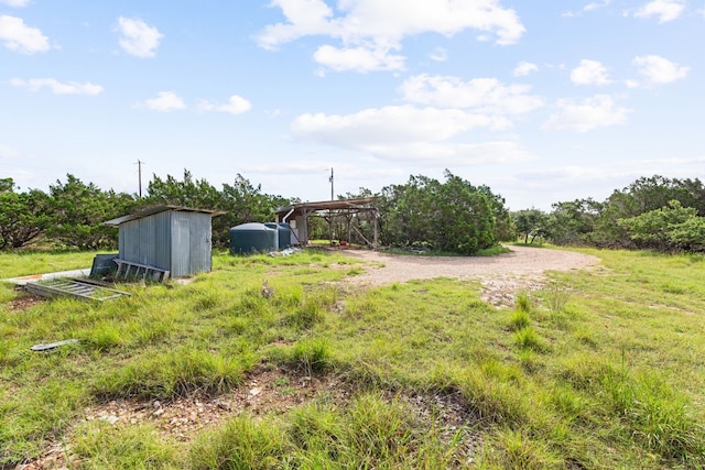 view of yard featuring a storage shed