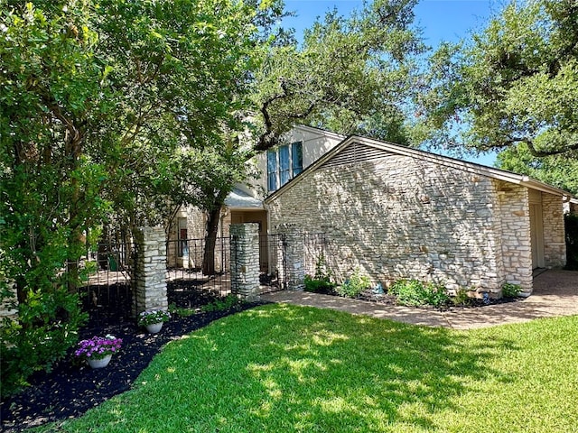 view of front of home with a front lawn