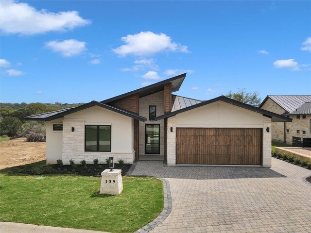 view of front facade featuring a garage and a front yard