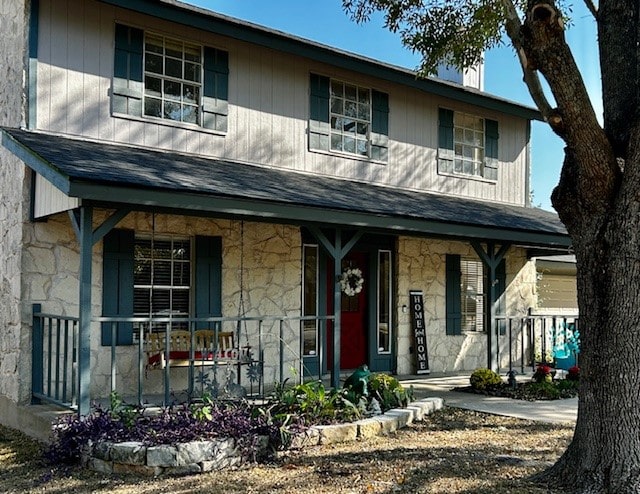 view of front of property featuring a porch