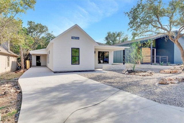 view of front facade with a carport