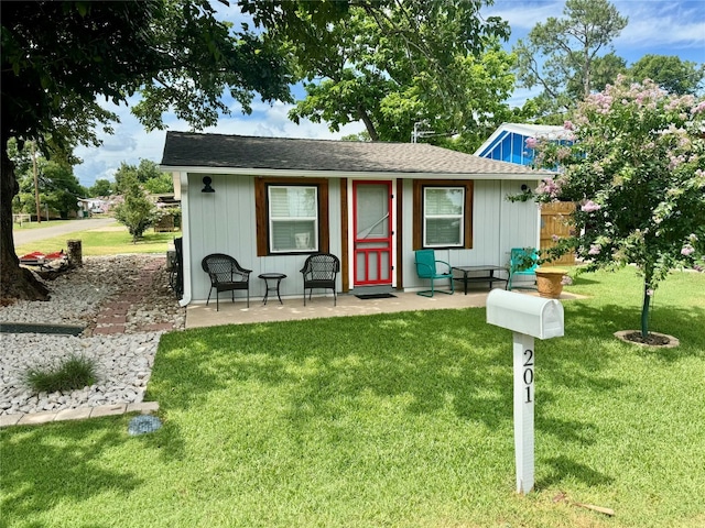 view of front of property featuring a front lawn