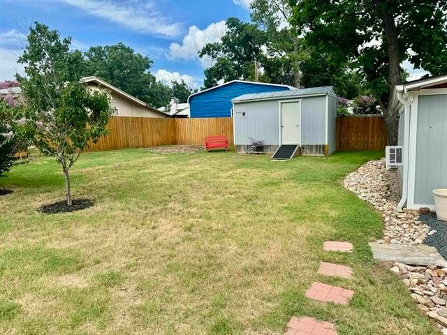 view of yard with a storage shed