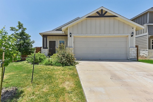 view of front of home featuring a front yard and a garage