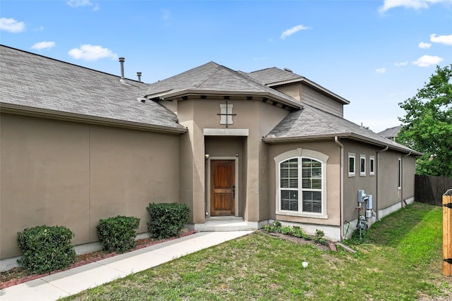 view of front facade with a front yard