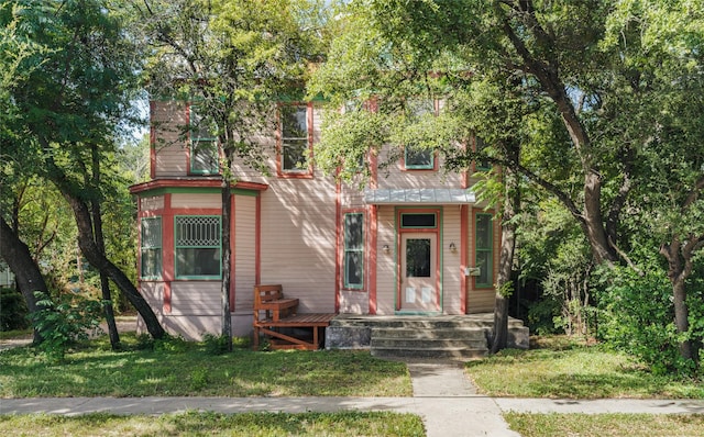 view of front facade featuring a front yard