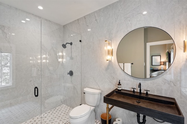 bathroom featuring tile walls, a shower with shower door, toilet, and backsplash