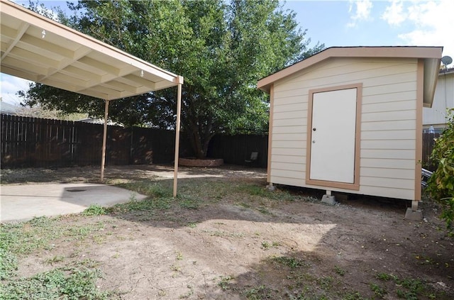 view of yard with a shed