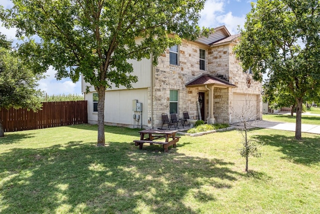 view of front facade featuring a patio and a front lawn