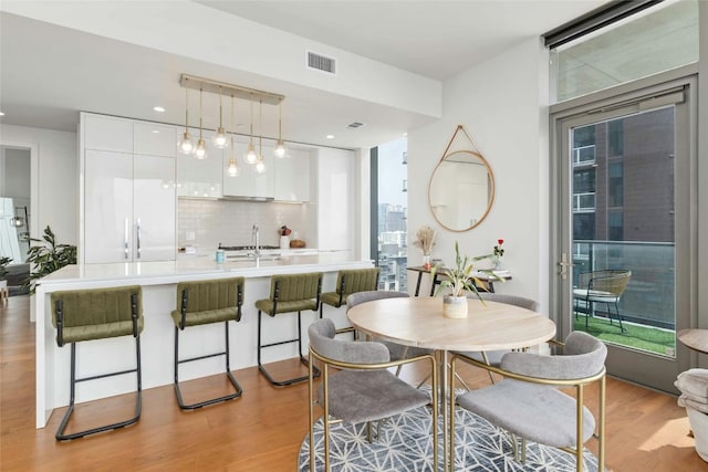 44 E Ave Unit 1507, Austin, TX 78701 - dining room featuring light wood-type flooring, expansive windows, and recessed lighting
