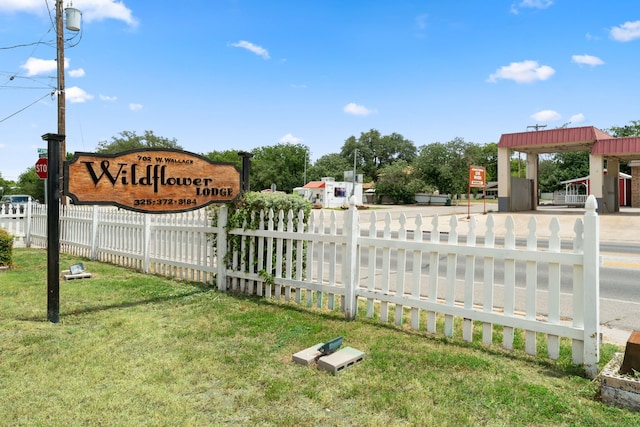 community sign featuring a yard