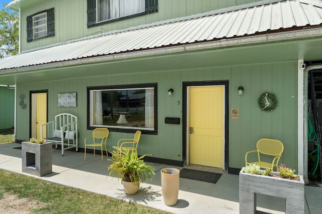 doorway to property featuring a porch