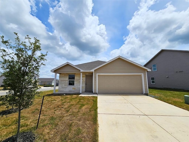 view of front of property featuring a front yard and a garage