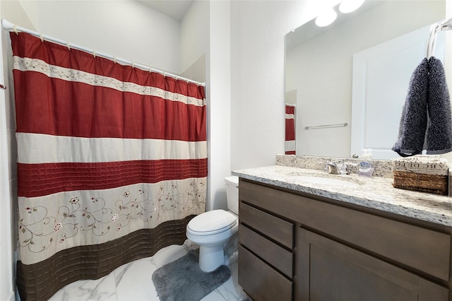 bathroom with toilet, a shower with curtain, and vanity