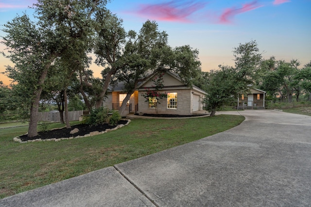 view of front of property featuring a lawn