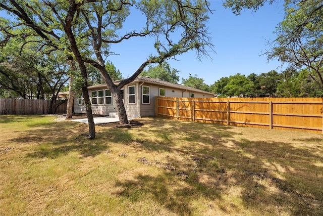 view of yard featuring a patio