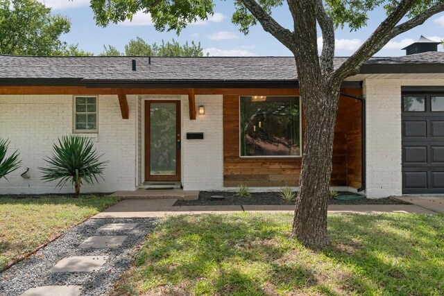 ranch-style home with a front yard