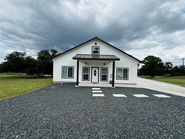 modern inspired farmhouse with a front yard