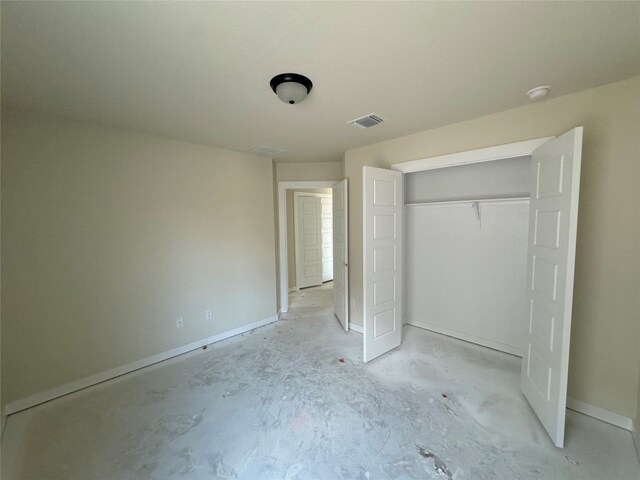 unfurnished bedroom featuring a closet