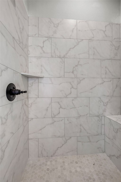 bathroom featuring a tile shower