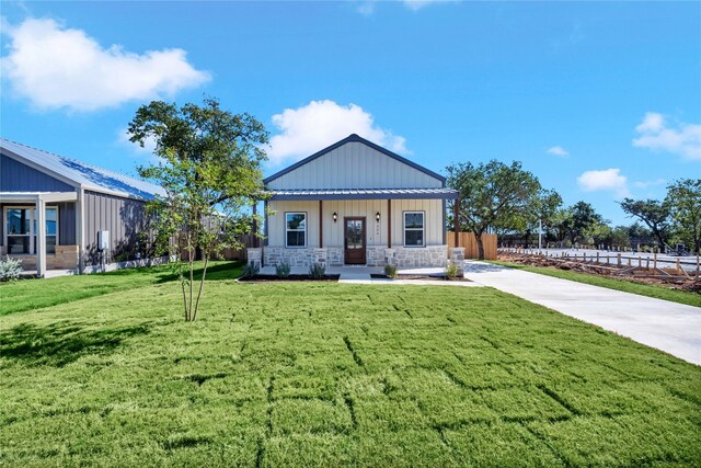 view of front facade with a front yard