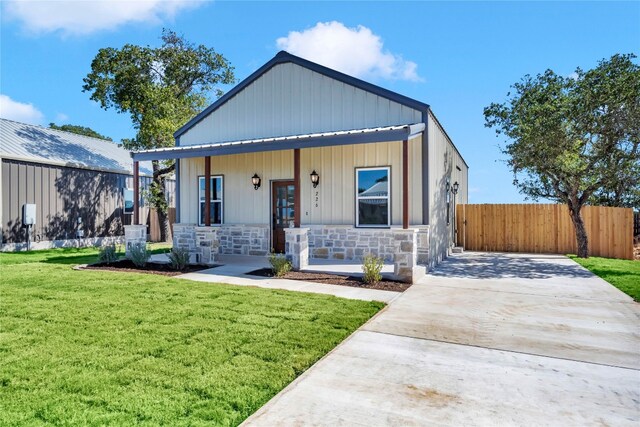 view of front of home featuring a front lawn and covered porch