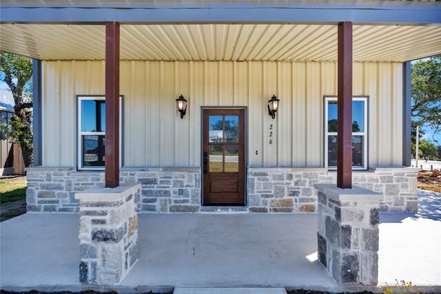 doorway to property with covered porch