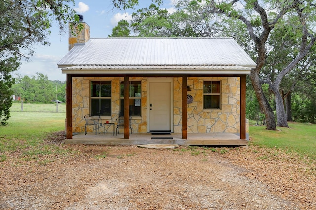 view of front facade with a front yard and an outdoor structure