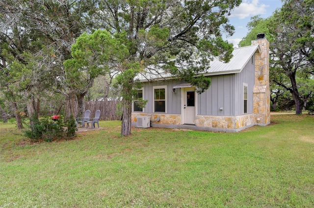 view of front of house featuring a front lawn