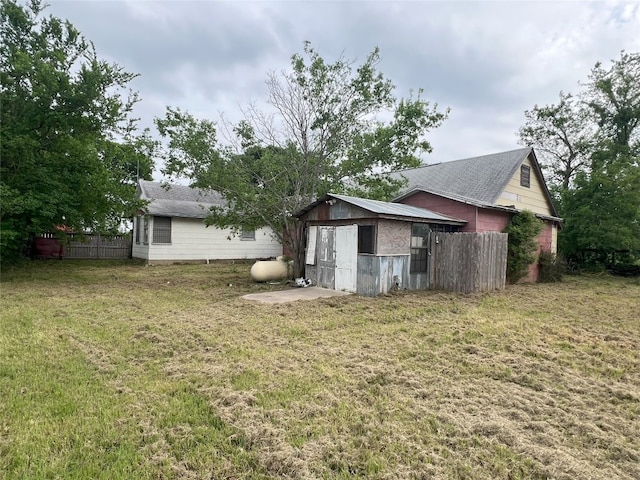 back of house featuring a yard