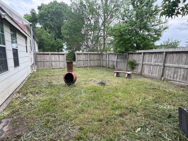 view of yard featuring a fenced backyard