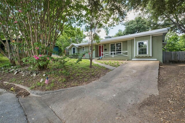 single story home featuring a porch