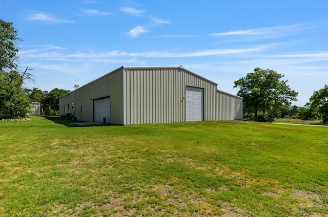 view of outdoor structure featuring a garage and a yard