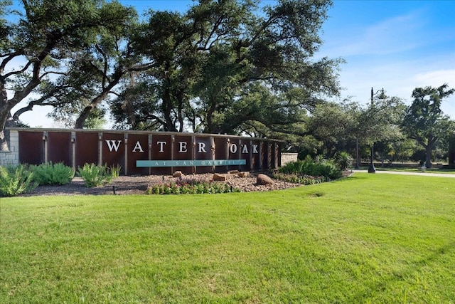 community sign featuring a yard