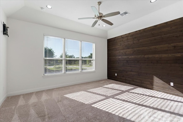 unfurnished room with carpet and ceiling fan