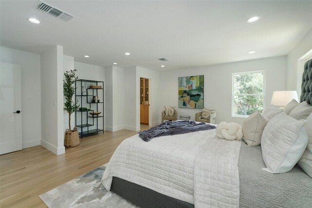 3104 Santa Monica Dr, Austin, TX 78741 - bedroom featuring light wood finished floors, recessed lighting, and baseboards