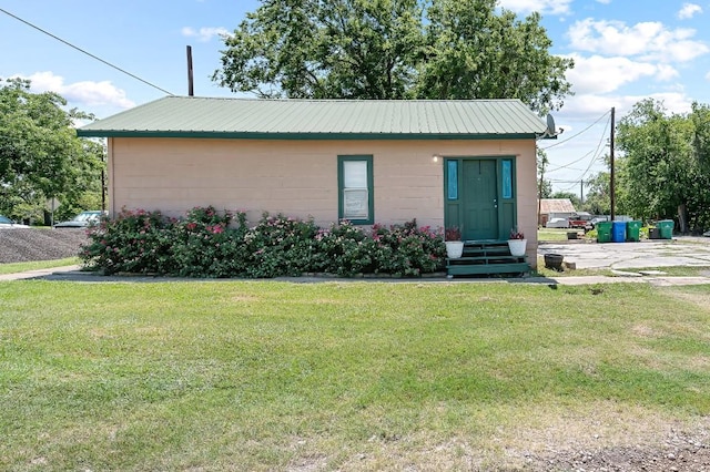 view of front of home with a front yard