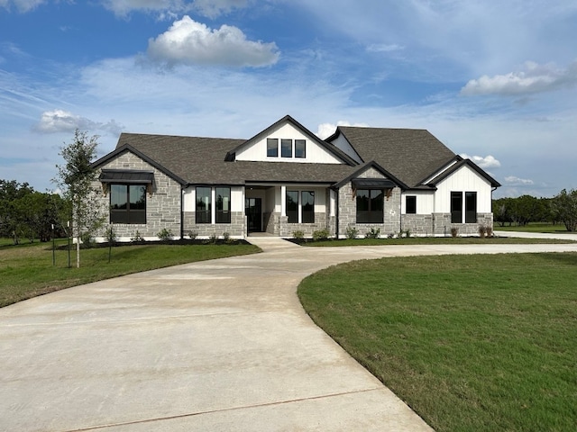 view of front of house featuring a front yard