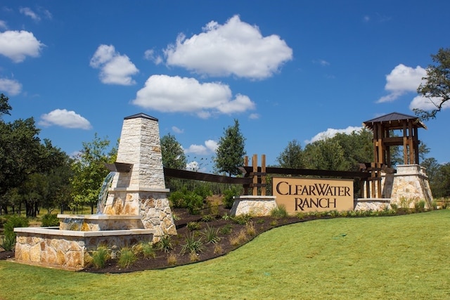 community sign featuring a lawn