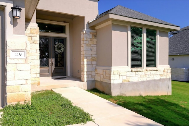 entrance to property featuring a yard