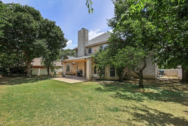 view of yard featuring a patio area