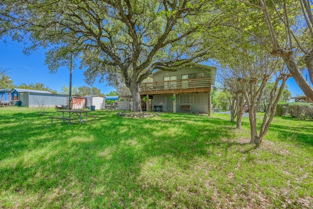 view of yard with an outbuilding