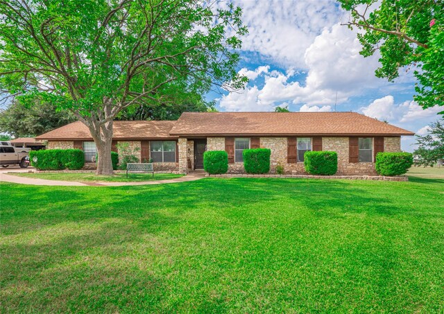 ranch-style house featuring a front yard