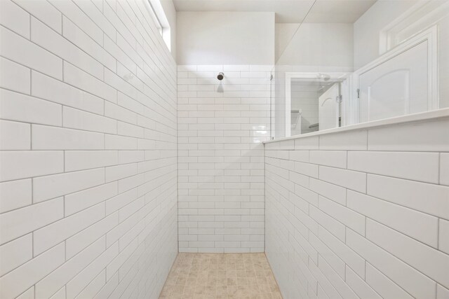 bathroom featuring a tile shower