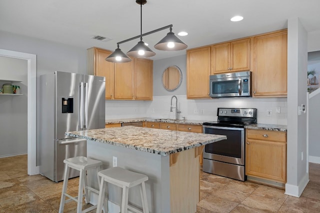 kitchen with sink, backsplash, stainless steel appliances, and a kitchen island