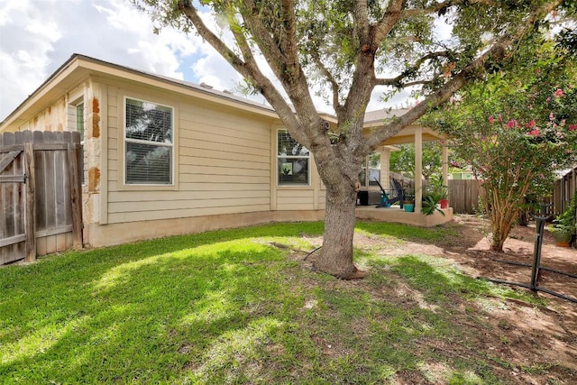 view of yard featuring a patio area